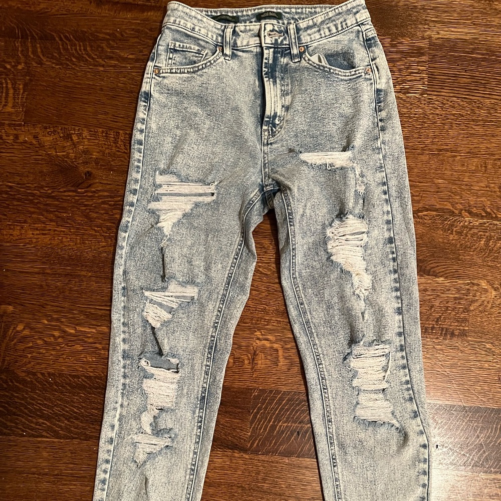 Super fun and trendy jeans! Great condition, light wash, with distressed cuts!